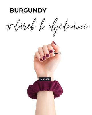 Prosinec u nás voní dárky! ✨️ Ke každé prosincové objednávce dostanete tuto stylovou BURGUNDY gumičku jako dárek. Stylový...